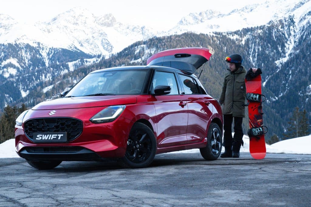 Suzuki Swift in Oostenrijk met een snowboarder.