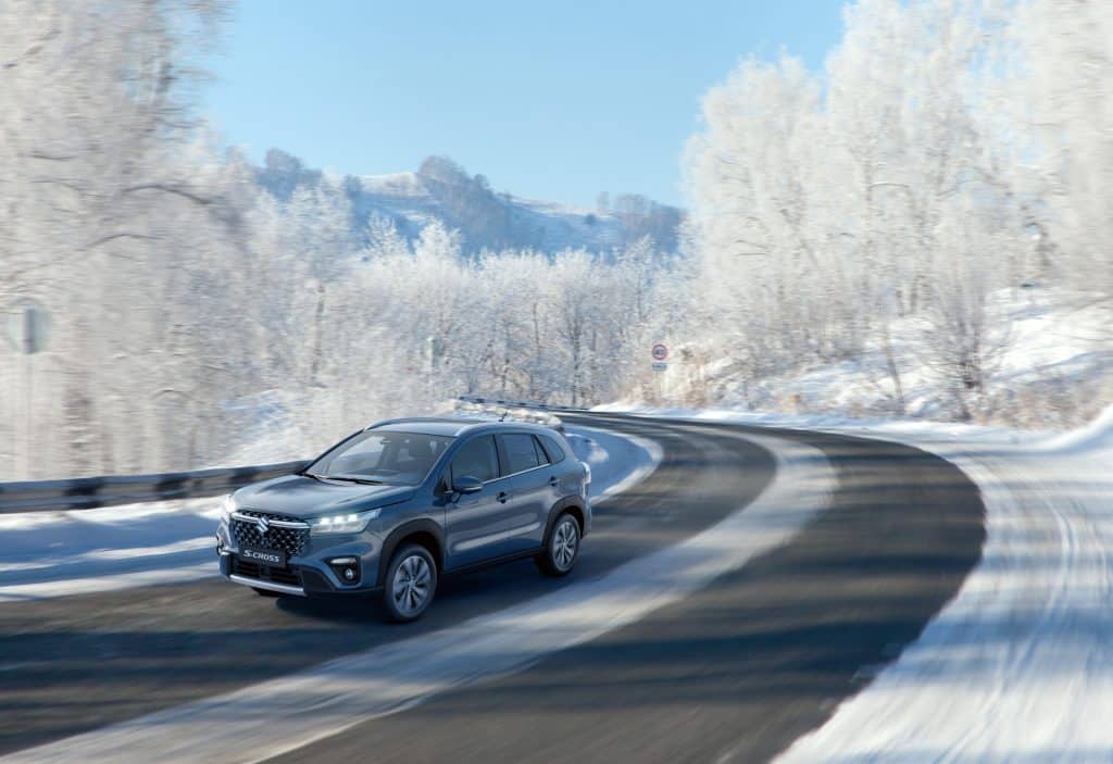 Suzuki S-Cross afgebeeld in een winterse omgeving.