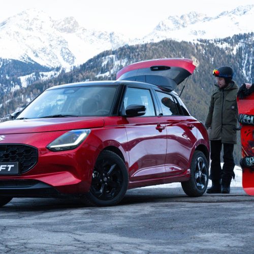 Suzuki Swift in Oostenrijk met een snowboarder.