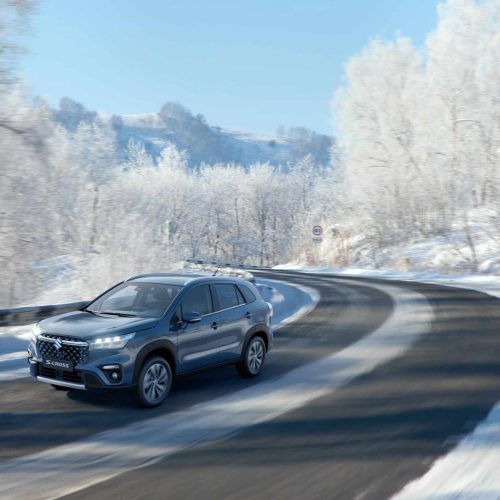 Suzuki S-Cross afgebeeld in een winterse omgeving.